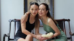 Foto: Madam Pang dan Prang Nuanwan, Ibu-Anak Jelita Gila Bola