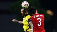 Que Ngoc Hai, bek tengah Vietnam juga masuk dalam nominasi. Que Ngoc Hai dinilai mampu membaca permainan dengan baik dan kuat berduel dengan para striker lawan (Getty Images)