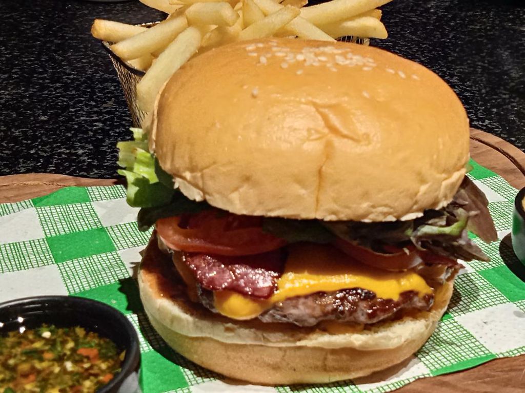 Yuk Bikin Smashed Burger untuk Santapan di Tahun Baru!