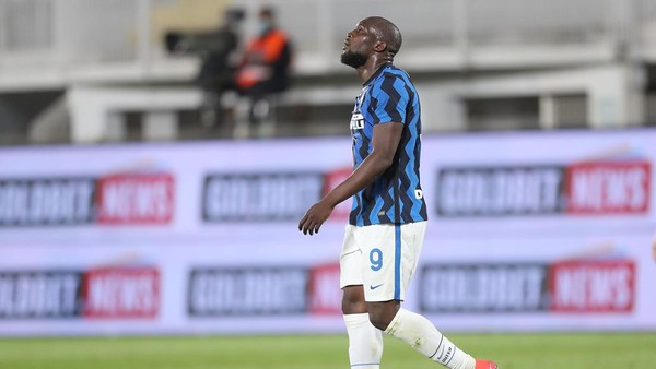 LA SPEZIA, ITALY - APRIL 21: Romelu Lukaku of FC Internazionale shows his dejection during the Serie A match between Spezia Calcio  and FC Internazionale at Stadio Alberto Picco on April 21, 2021 in La Spezia, Italy.  (Photo by Gabriele Maltinti/Getty Images)