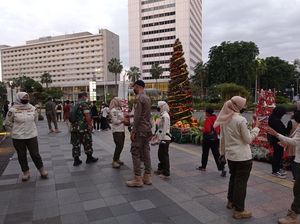 Saat Satpol PP Bubarkan Kerumunan di Bundaran HI Jelang Tahun Baru