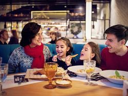 Sering Dilupakan! Ini 7 Etiket Makan di Restoran Saat Musim Liburan