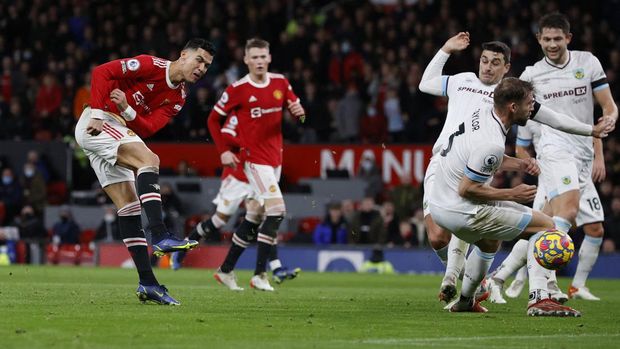 Soccer Football - Premier League - Manchester United v Burnley - Old Trafford, Manchester, Britain - December 30, 2021 Manchester United's Cristiano Ronaldo shoots at goal REUTERS/Phil Noble EDITORIAL USE ONLY. No use with unauthorized audio, video, data, fixture lists, club/league logos or 'live' services. Online in-match use limited to 75 images, no video emulation. No use in betting, games or single club /league/player publications.  Please contact your account representative for further details.
