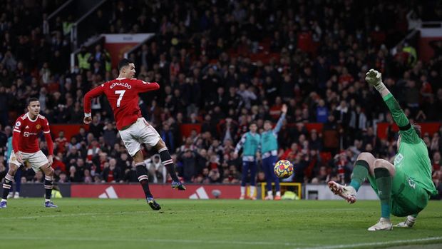 Soccer Football - Premier League - Manchester United v Burnley - Old Trafford, Manchester, Britain - December 30, 2021 Manchester United's Cristiano Ronaldo scores their third goal REUTERS/Phil Noble EDITORIAL USE ONLY. No use with unauthorized audio, video, data, fixture lists, club/league logos or 'live' services. Online in-match use limited to 75 images, no video emulation. No use in betting, games or single club /league/player publications.  Please contact your account representative for further details.