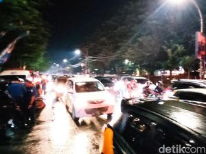 Jelang Tahun Baru, Kawasan Pantai Losari Makassar Padat Merayap