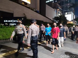 Crowd Free Night Jakarta, Petugas Halau Warga di Kawasan Bundaran HI