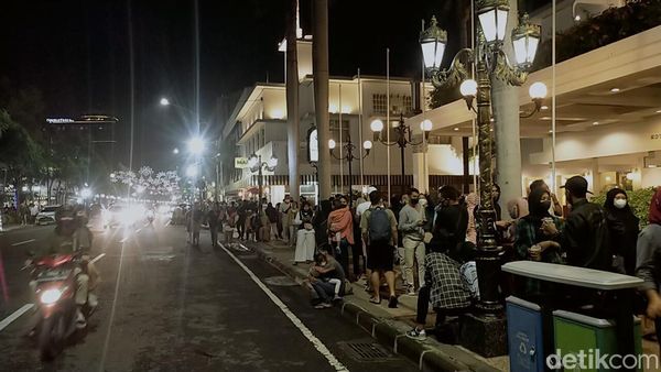 Tak Ada Kumpul-kumpul, Petugas Bubarkan Warga di Tunjungan Romansa