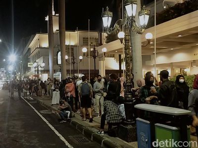Tak Ada Kumpul-kumpul, Petugas Bubarkan Warga di Tunjungan Romansa