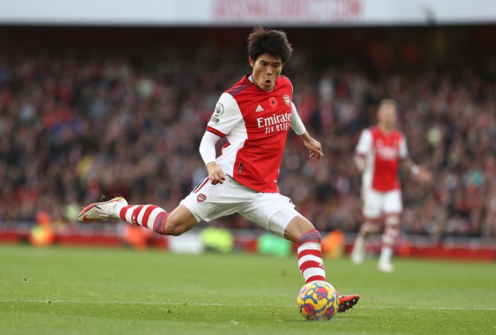LONDON, ENGLAND - OCTOBER 22: Takehiro Tomiyasu of Arsenal and Ollie Watkins of Aston Villa battle for the ball during the Premier League match between Arsenal and Aston Villa at Emirates Stadium on October 22, 2021 in London, England. (Photo by Alex Pantling/Getty Images)