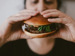 Tega! Pria Ini Ancam Bakar Rumah Ayahnya Jika Tak Dibelikan Burger