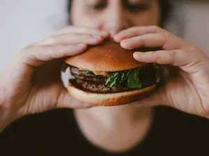 Tega! Pria Ini Ancam Bakar Rumah Ayahnya Jika Tak Dibelikan Burger Tega! Pria Ini Ancam Bakar Rumah Ayahnya Jika Tak Dibelikan Burger