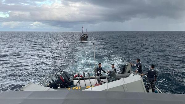 Momen Pengungsi Rohingya Dievakuasi ke Aceh Usai Terombang-ambing di Laut