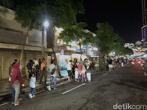 Petugas Bubarkan Warga di Tunjungan Romansa Ketika Sudah Pukul 21.00 WIB Petugas Bubarkan Warga di Tunjungan Romansa Ketika Sudah Pukul 21.00 WIB