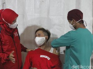 Pelesir ke Alun-alun Bandung, Devis Lega Bisa Divaksinasi Polisi