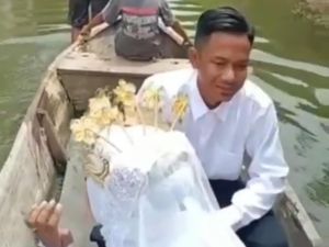 Viral Pengantin Naik Perahu di Tengah Banjir Lamongan