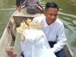 Viral Pengantin Naik Perahu di Tengah Banjir Lamongan