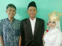 Cerita di Balik Viral Pengantin Naik Perahu di Tengah Banjir Lamongan