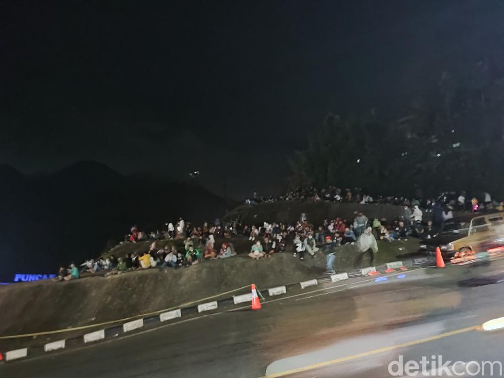 Malam Tahun Baru, Warga Berkerumun di Kawasan Puncak Bogor
