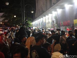 Lautan Manusia di Alun-alun Bandung Jelang Pergantian Tahun