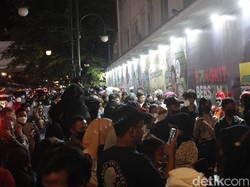 Lautan Manusia di Alun-alun Bandung Jelang Pergantian Tahun