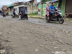Jalan Rusak Tak Kunjung Diperbaiki Dikeluhkan Warga Rangkasbitung