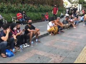 Warga Padati Kawasan Bundaran HI Jelang Malam Tahun Baru Warga Padati Kawasan Bundaran HI Jelang Malam Tahun Baru