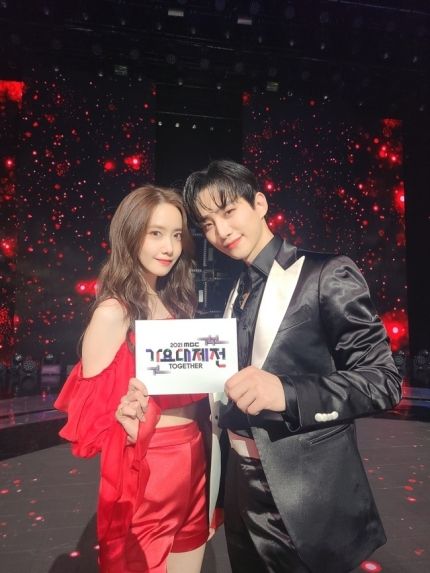 YoonA SNSD dan Junho 2PM jadi MC di acara MBC Gayo Daejaejun pada Jumat, 31 Desember 2021.