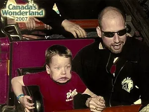 19 Ekspresi Lucu Banget Ketika Naik Roller Coaster