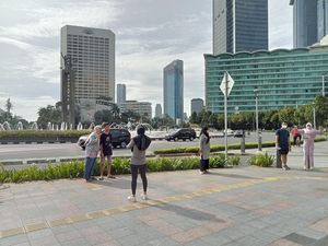 Suasana Bundaran HI di Tahun Baru 2022: Warga Selfie hingga Berolahraga