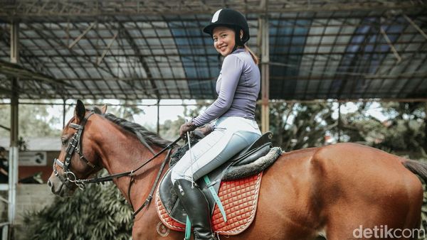 Almira Andani Ketagihan Nunggang Kuda!