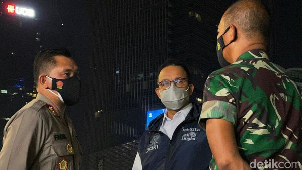 Anies Pantau Momen Pergantian Tahun Baru di Bundaran HI