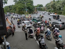 Antusias Warga Habiskan Libur Tahun Baru ke KBS, Arus Lalin Macet