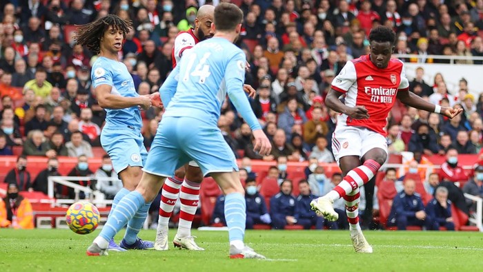 LONDON, ENGLAND - JANUARY 01: Bukayo Saka of Arsenal scores their sides first goal during the Premier League match between Arsenal and Manchester City at Emirates Stadium on January 01, 2022 in London, England. (Photo by Catherine Ivill/Getty Images)