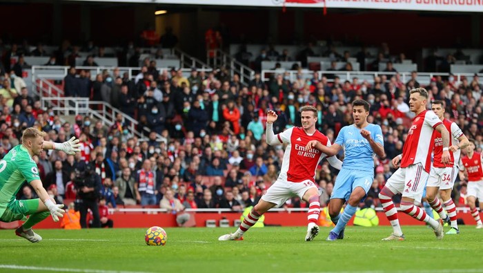LONDON, ENGLAND - JANUARY 01: Rodrigo of Manchester City scores their sides second goal during the Premier League match between Arsenal and Manchester City at Emirates Stadium on January 01, 2022 in London, England. (Photo by Catherine Ivill/Getty Images)