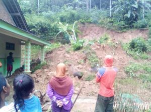 Sehari, Longsor Terjadi di 7 Titik hingga Banjir Terjang 4 Desa Trenggalek