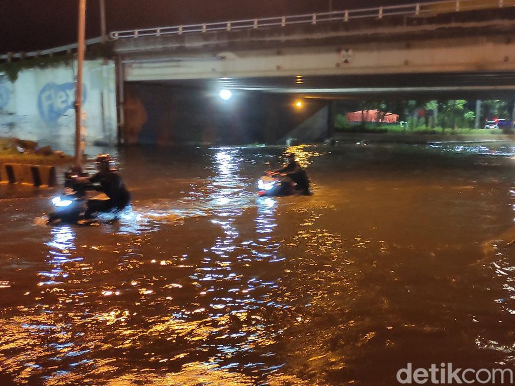 Awal Tahun, Jalan Kaligawe-Terboyo Semarang Banjir