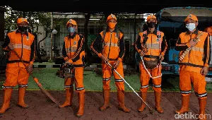 Melihat Semangat Pasukan Oranye, Pahlawan Kebersihan Ibu Kota