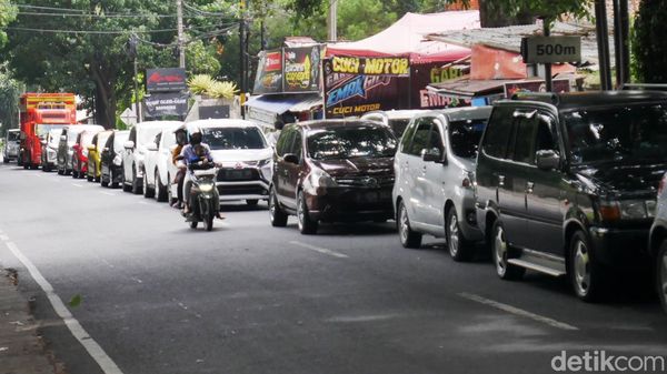Diserbu Wisatawan, Volume Kendaraan di Kawasan Lembang Meningkat