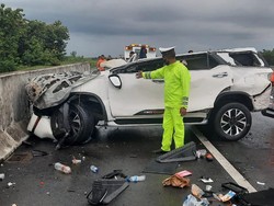 Buru-buru Ngebut Pakai Pajero-Fortuner di Tol, Mau Jemput Maut?