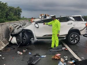 Buru-buru Ngebut Pakai Pajero-Fortuner di Tol, Mau Jemput Maut? Buru-buru Ngebut Pakai Pajero-Fortuner di Tol, Mau Jemput Maut?
