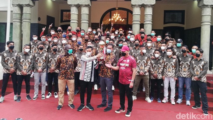 Gibran menemukan tim Persis Solo di Loji Gandrung Gibran menemukan tim Persis Solo di Loji Gandrung