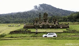 Eksotisme Toyota Corolla Cross Hybrid di Pura Dalem Tamblingan
