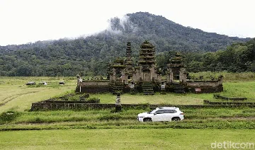 Eksotisme Toyota Corolla Cross Hybrid di Pura Dalem Tamblingan