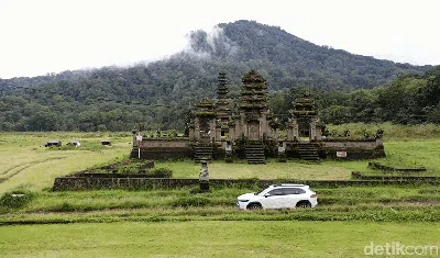 Eksotisme Toyota Corolla Cross Hybrid di Pura Dalem Tamblingan