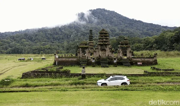 Eksotisme Toyota Corolla Cross Hybrid di Pura Dalem Tamblingan