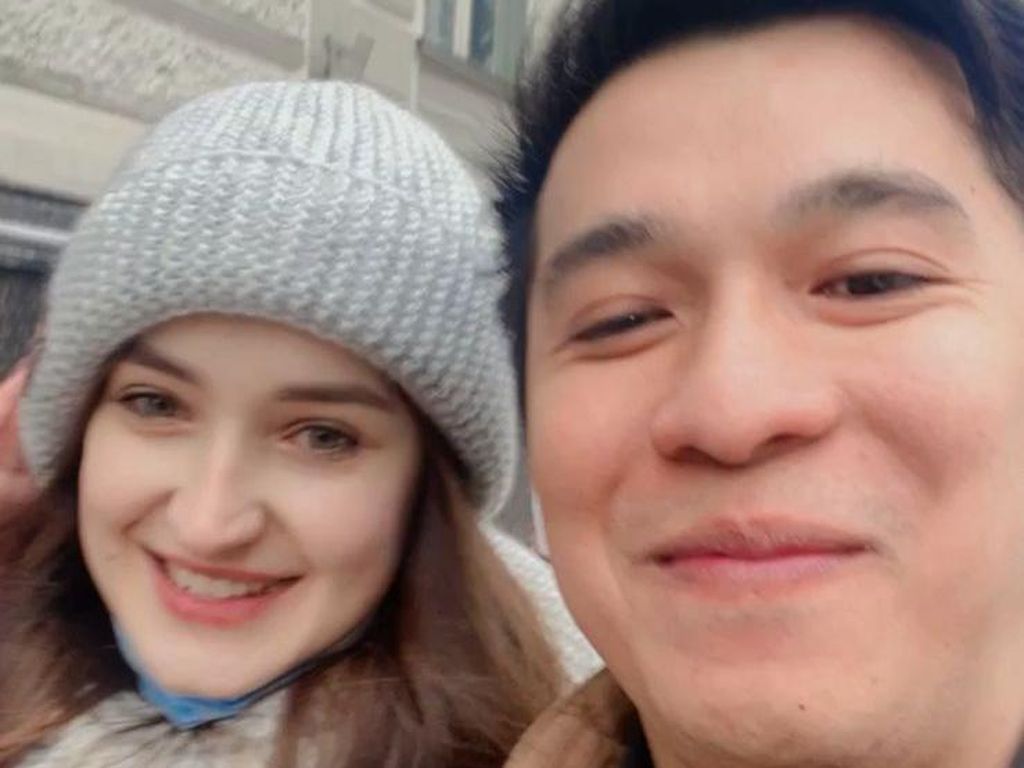Produser Girry Pratama Lagi Dekat dengan Cewek Ukraina 19 Tahun, Siap Nikah? Produser Girry Pratama Lagi Dekat dengan Cewek Ukraina 19 Tahun, Siap Nikah?