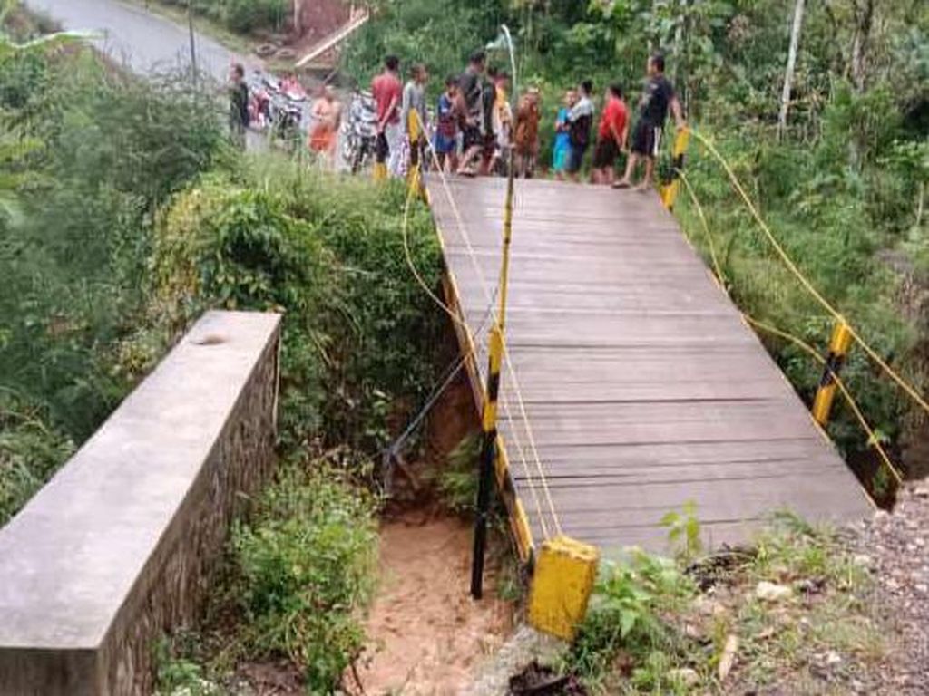 Jembatan Darurat Penghubung Trenggalek-Ponorogo Putus Diterjang Banjir