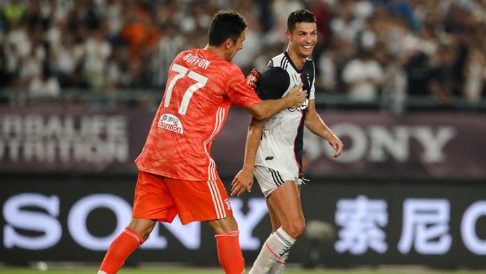 NANJING, CHINA - JULY 24: Gianluigi Buffon (L) of Juventus celebrates with teammate Cristiano Ronaldo after winning the penalty shootout during the International Champions Cup match between Juventus and FC Internazionale at the Nanjing Olympic Center Stadium on July 24, 2019 in Nanjing, China. (Photo by Yifan Ding/Getty Images)