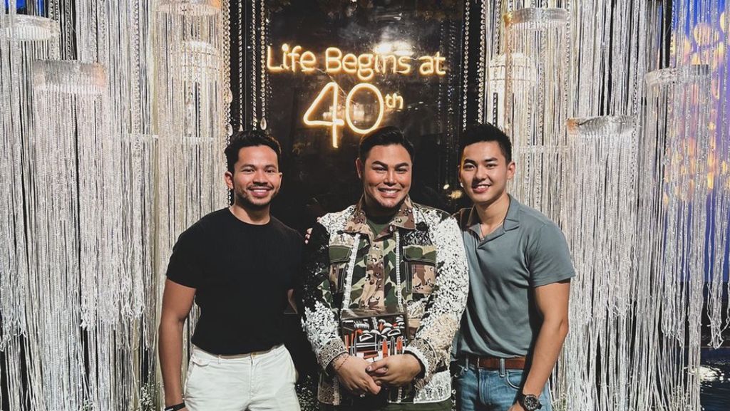 Kemeriahan Ultah Ivan Gunawan dan Deddy Corbuzier, Ada Kue Keren! Kemeriahan Ultah Ivan Gunawan dan Deddy Corbuzier, Ada Kue Keren!