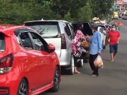 Kendaraan Terhambat di Simpang Gadog Jadi Berkah untuk Pedagang